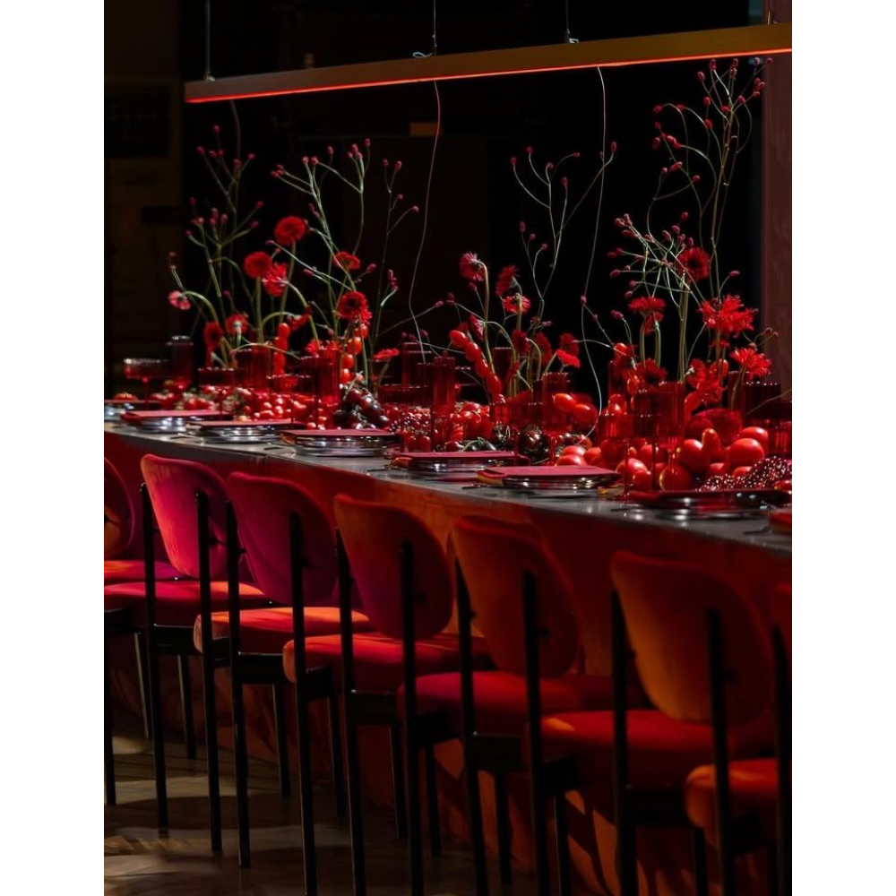 Velvet Ruby Red – Khung Kim Loại Đen | Ghế Sofa Mini Sang Trọng