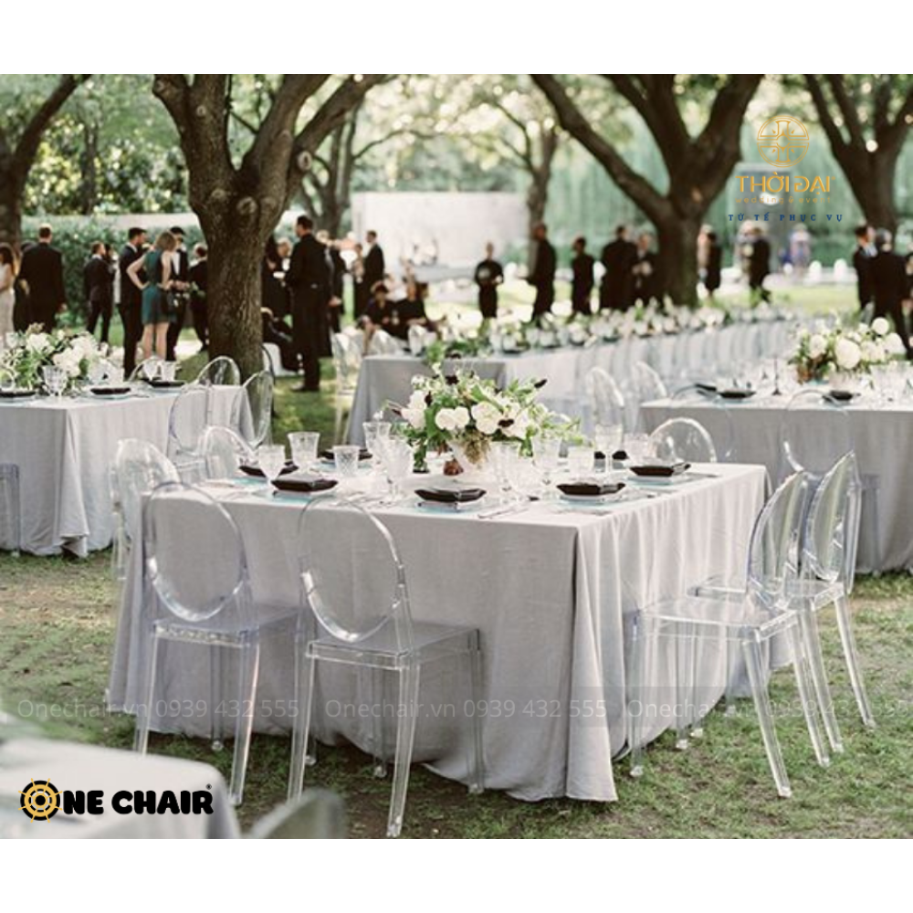 Cho thuê ghế đám cưới pha lê Chiavari Ghost Chair acrylic cho sự kiện ngoài trời lung linh