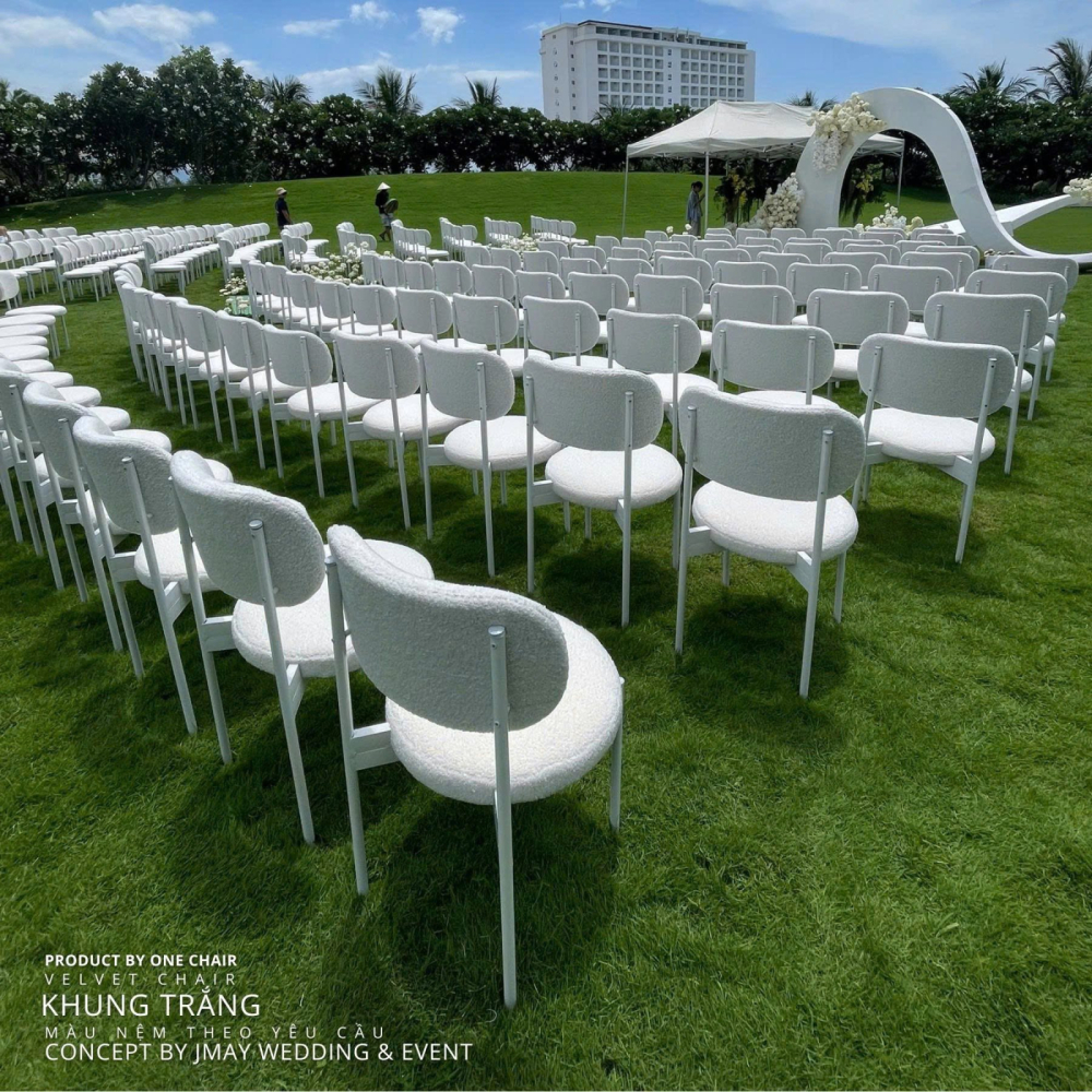 Ghế Velvet Trắng – Vẻ Đẹp Tinh Khôi Cho Tiệc Cưới & Sự Kiện Sang Trọng