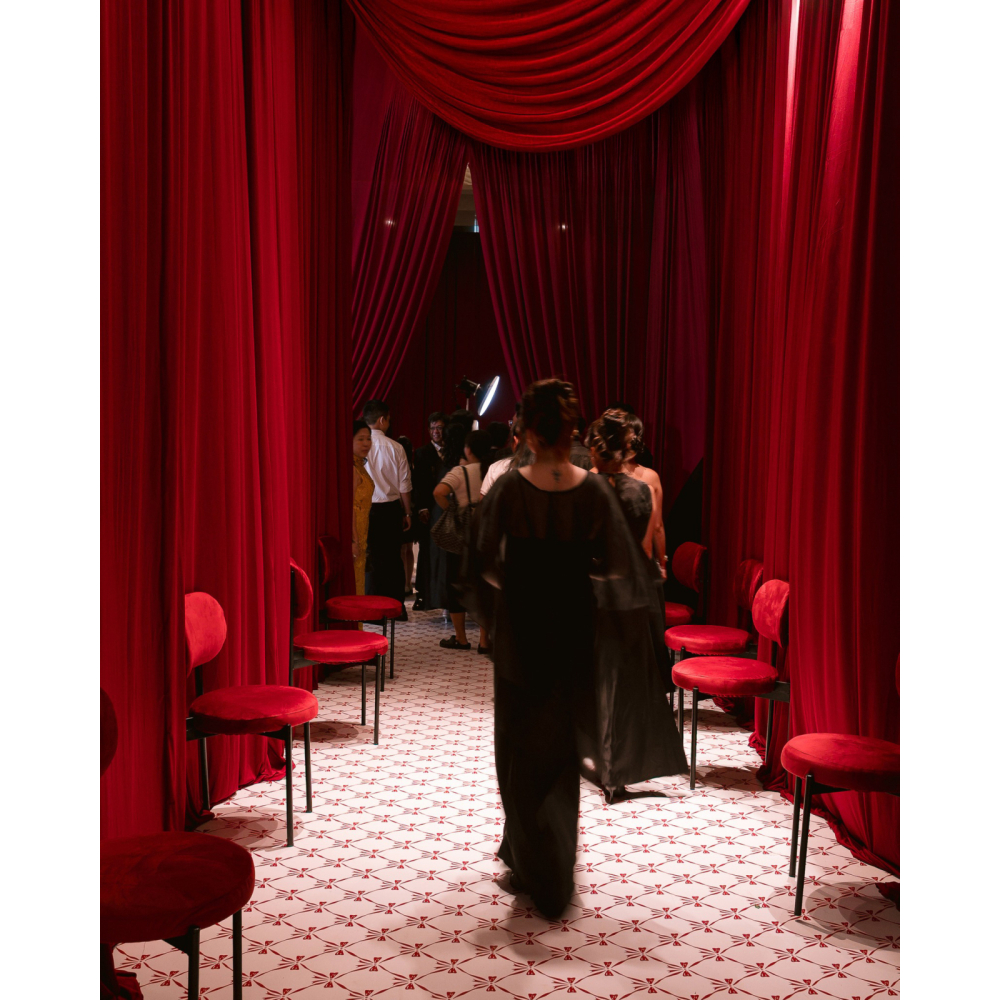 Velvet Ruby Red – Khung Kim Loại Đen | Ghế Sofa Mini Sang Trọng
