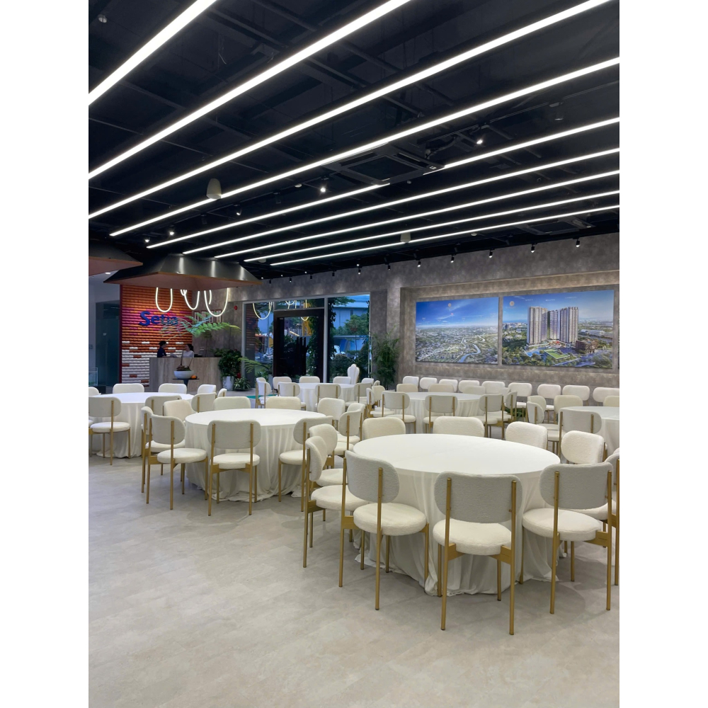 Velvet Trắng – Khung Kim Loại Vàng | Ghế Sofa Mini Tinh Tế Cho Sự Kiện Cao Cấp