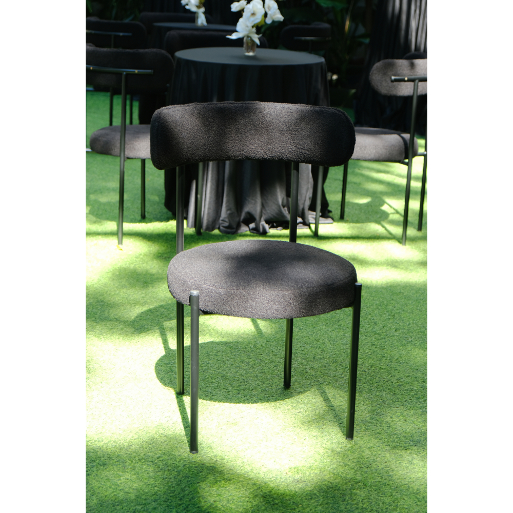 Bouclé Black Chair – Ghế Bouclé & Bàn Cocktail Đen / Cá Tính Tối Giản Trong Không Gian Tiệc Vườn