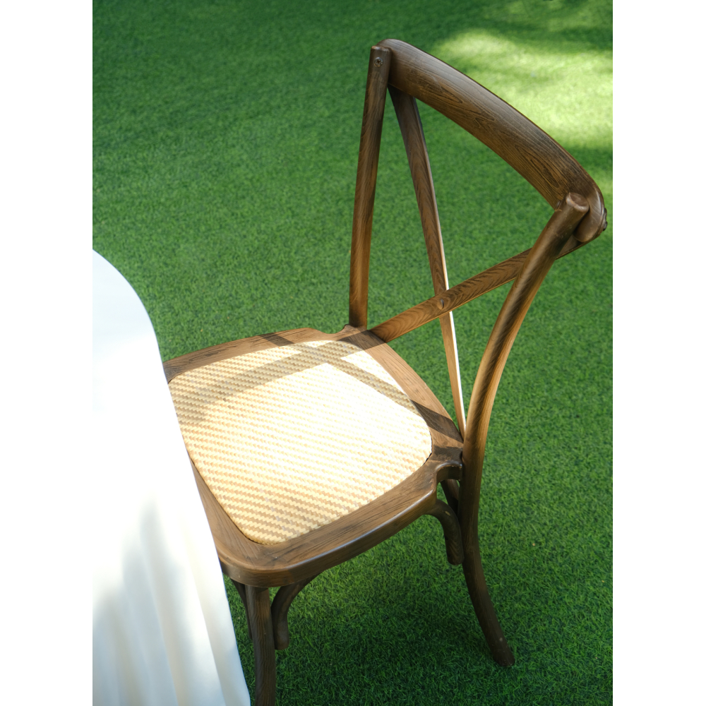 Brown Crossback Chair – Bàn Cocktail Trắng / Mộc Mạc Gần Gũi, Đậm Chất Vườn