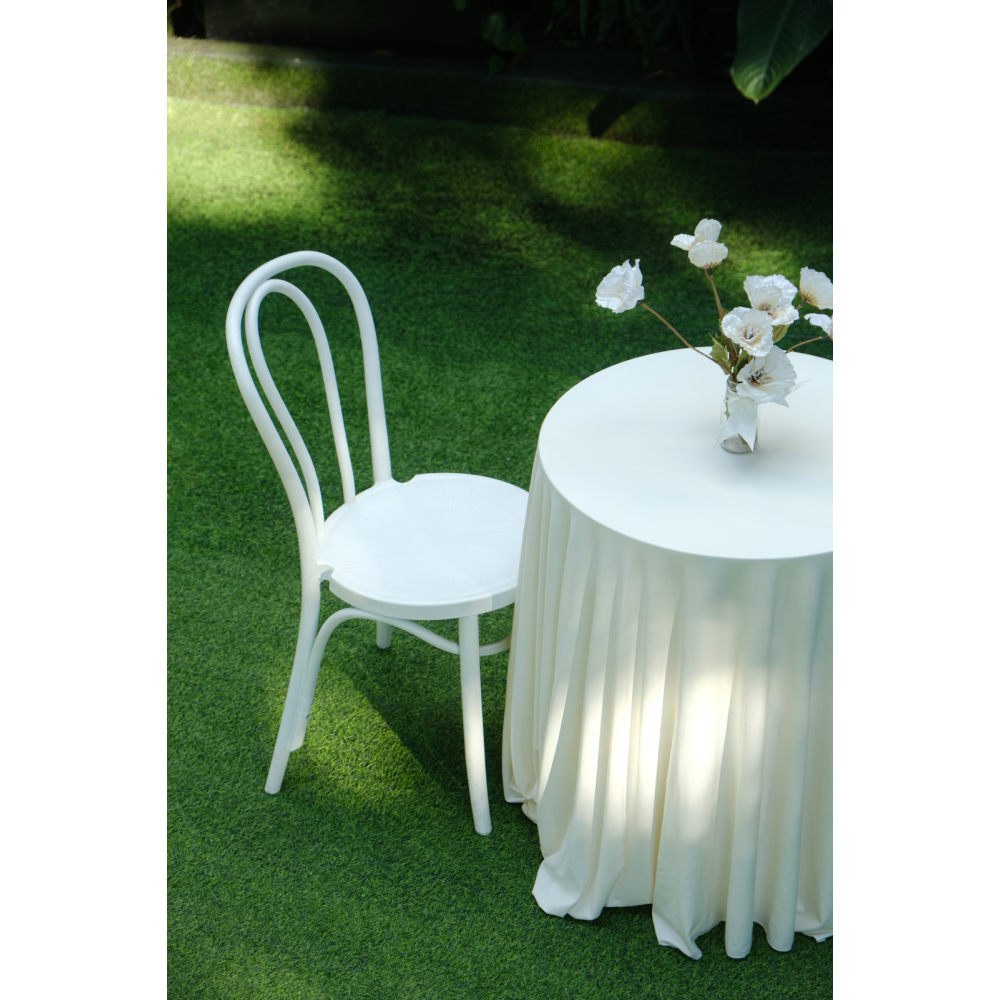 Ghế Thonet Trắng – Bàn Ghế Bar Mộc Mạc Trong Trẻo Cho Tiệc Cưới & Sự Kiện