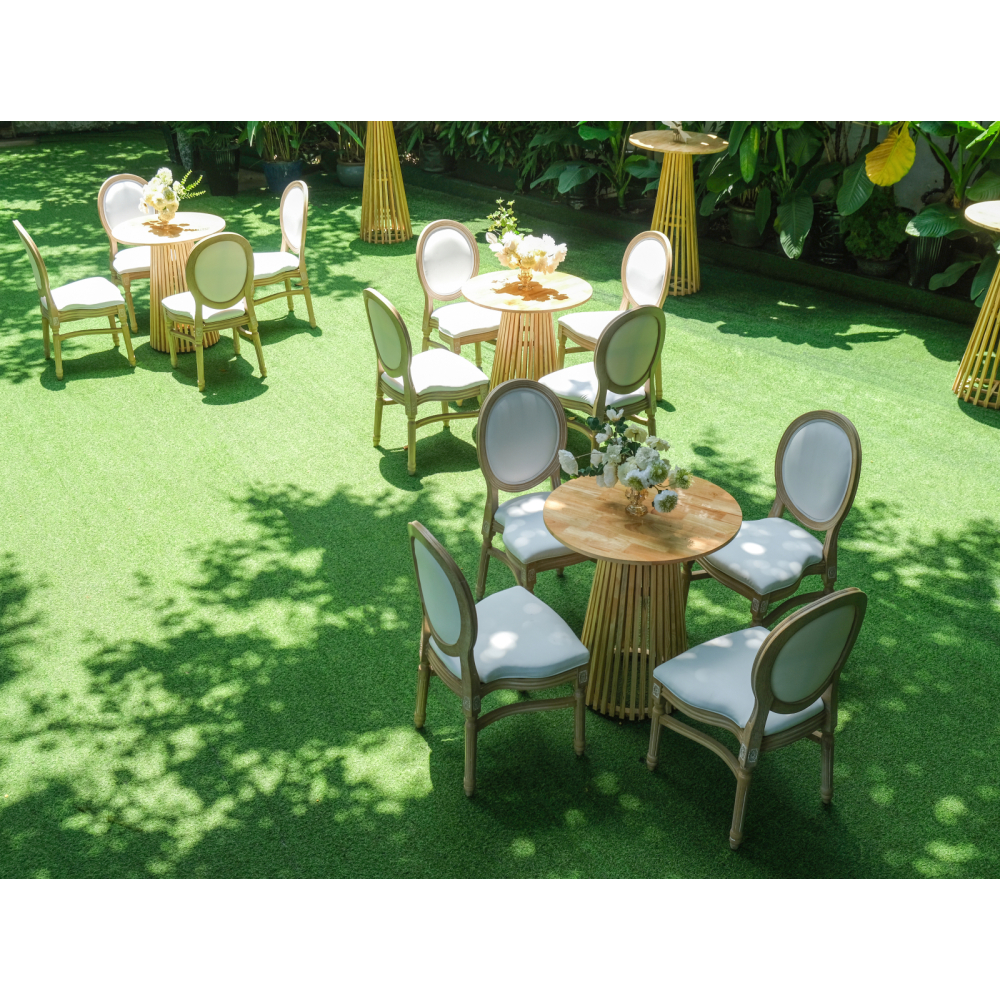 Louis XVI Nệm Trắng – Bàn Cocktail Gỗ / Vẻ Đẹp Kinh Điển Trong Sự Tươi Mới Ngoài Trời