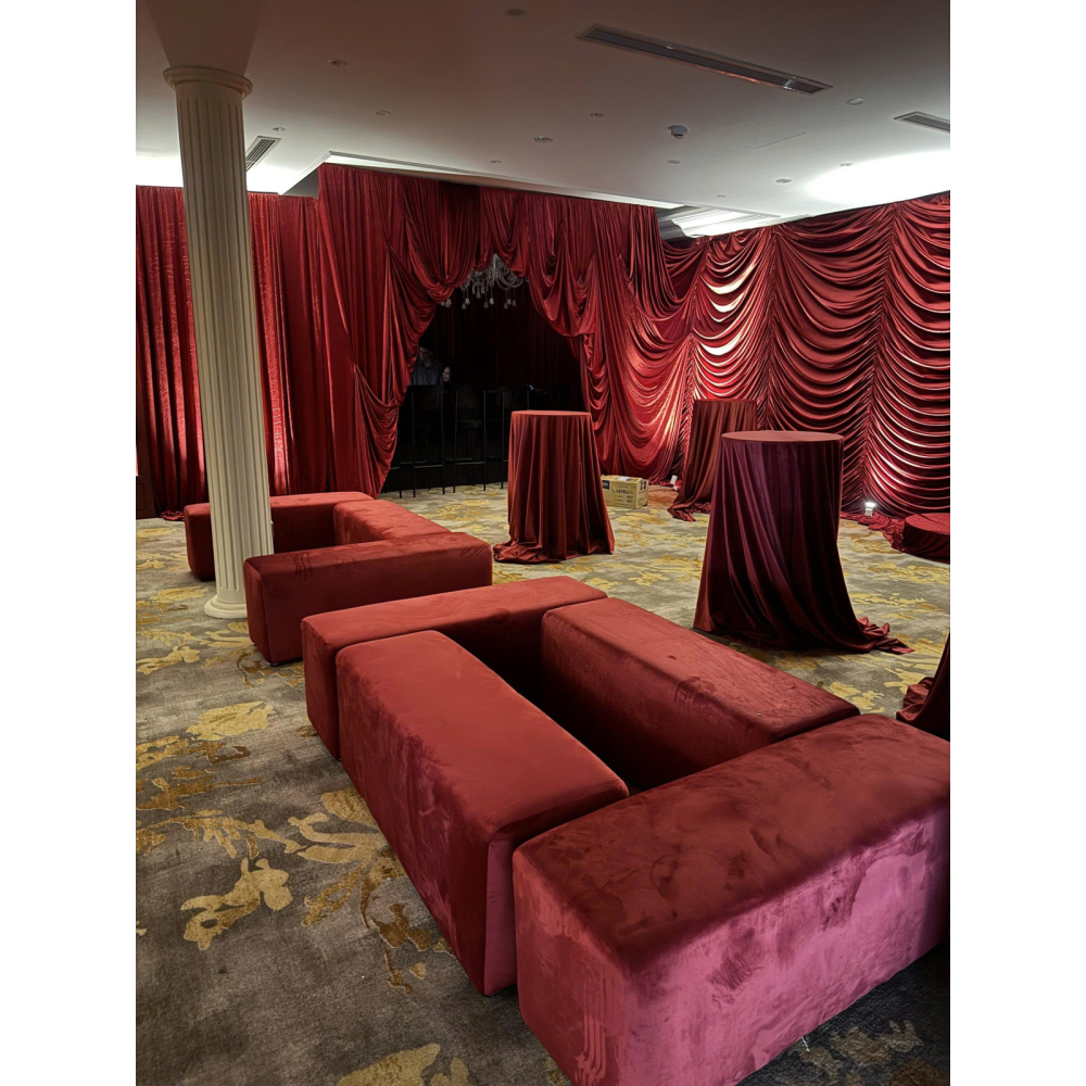 Ghế Sofa Băng Lounge Đỏ Đậm – Vẻ Đẹp Quyến Rũ Cho Không Gian Sự Kiện Cao Cấp