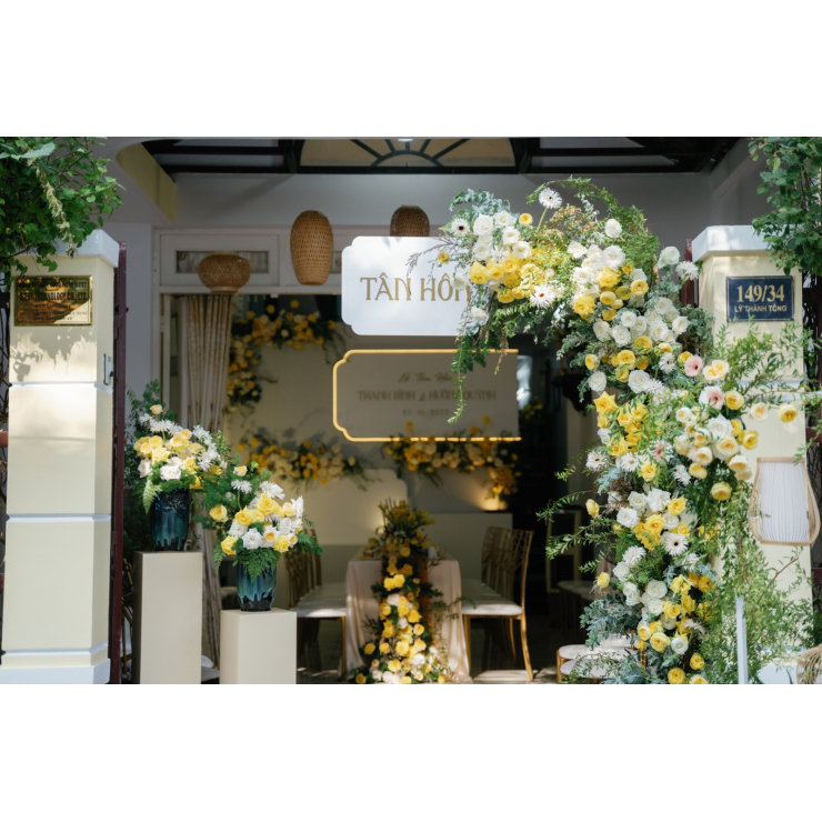 Sweet Yellow Family Wedding Ceremony at Beautiful Home
