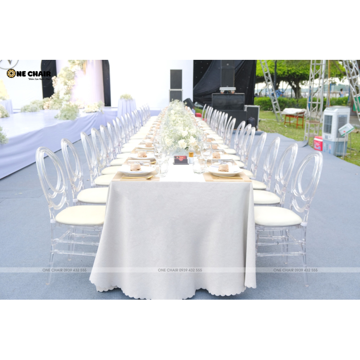 Đẹp Ấn Tượng Với Dãy Bàn Tiệc Cá Tính
