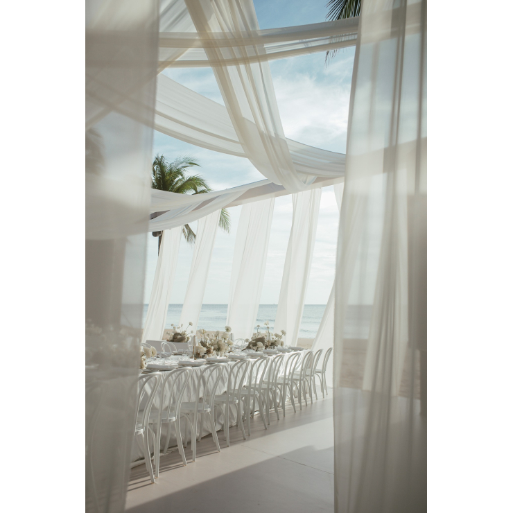Thonet White – Thanh Thoát & Tinh Khôi Giữa Không Gian Biển Ngập Tràn Ánh Sáng