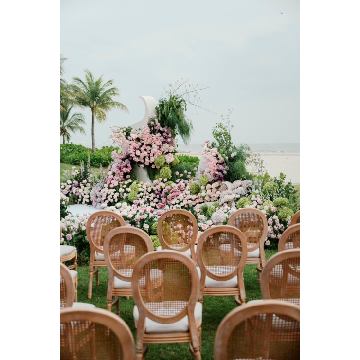 Luxury Wedding | Lễ Cưới Lãng Mạn Giữa Sắc Hoa Hồng & Biển Xanh