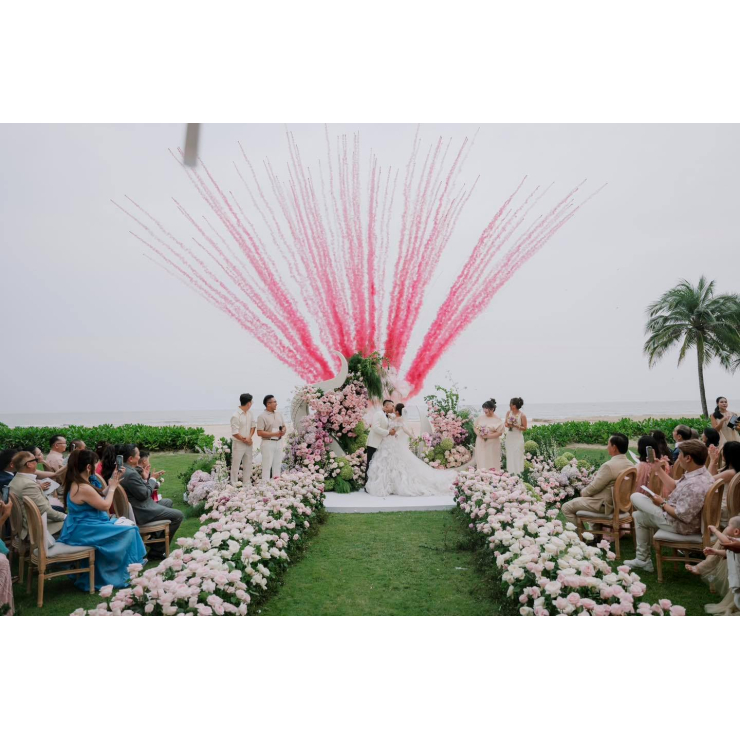 Luxury Wedding | Lễ Cưới Lãng Mạn Giữa Sắc Hoa Hồng & Biển Xanh