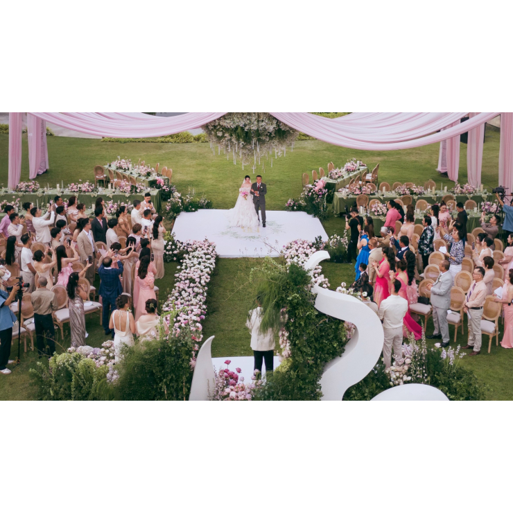 Luxury Wedding | Lễ Cưới Lãng Mạn Giữa Sắc Hoa Hồng & Biển Xanh