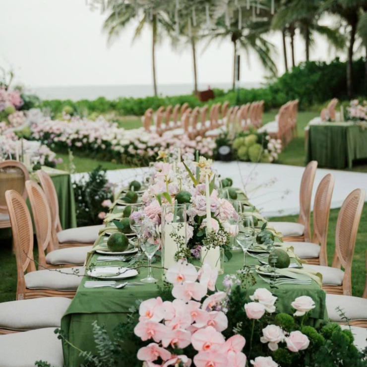 Luxury Wedding | Lễ Cưới Lãng Mạn Giữa Sắc Hoa Hồng & Biển Xanh